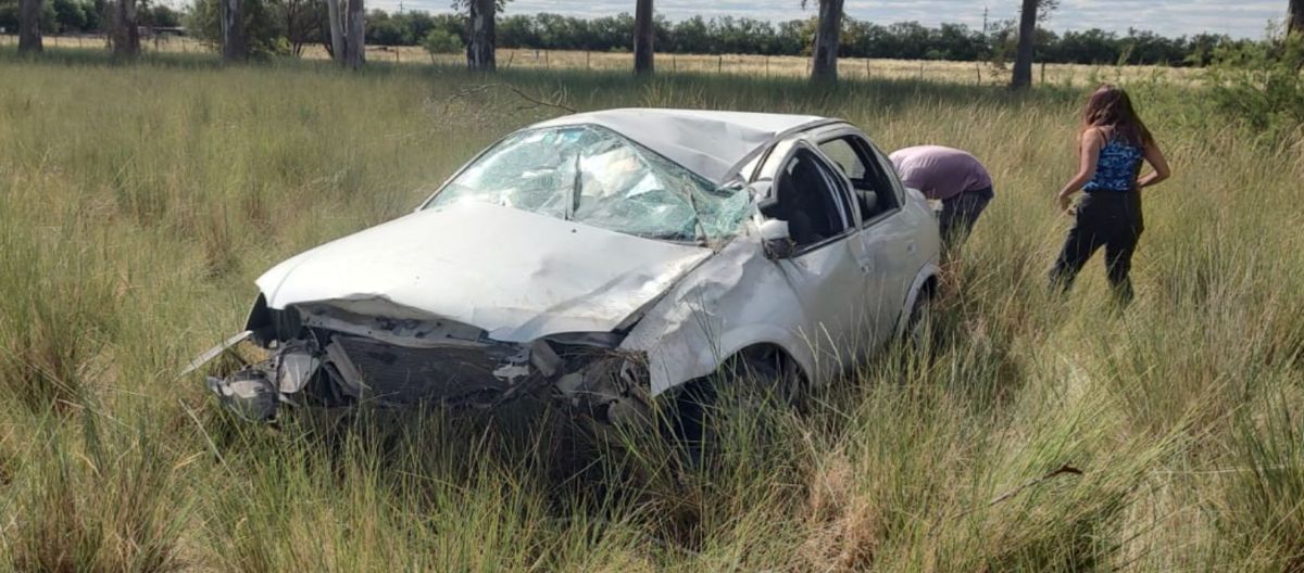 Perdió el control de su auto y terminó volcando en la ruta 3 - BHInfo