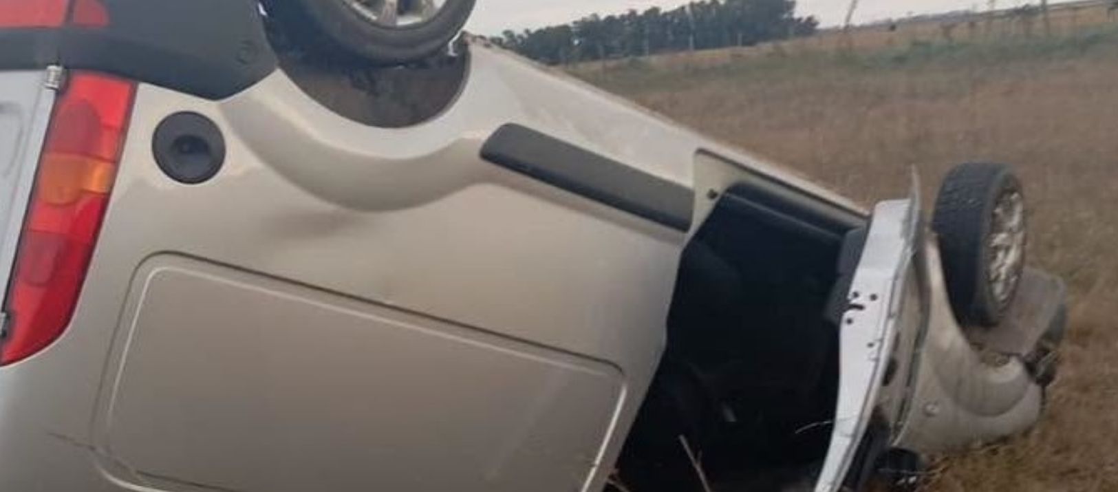 Imagen de la noticia: Volcó un vehículo con dos ocupantes de Bahía Blanca en la ruta 3