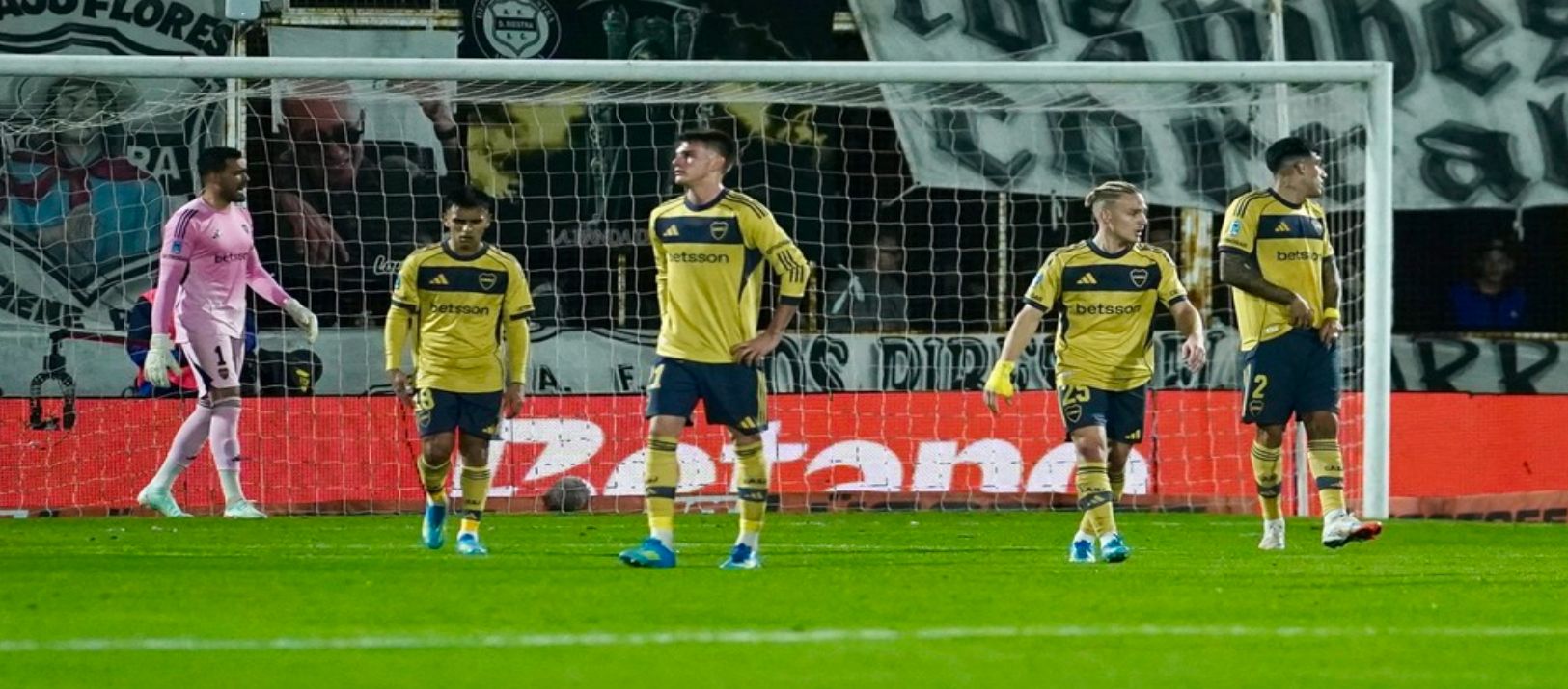Imagen de la noticia: Papelón: Boca tuvo una pésima noche y fue goleado 3-0 por Deportivo Riestra