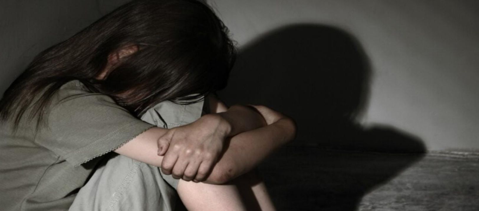 Imagen de la noticia: Condenan a 20 años de prisión a un hombre que abusó de la hija de su pareja
