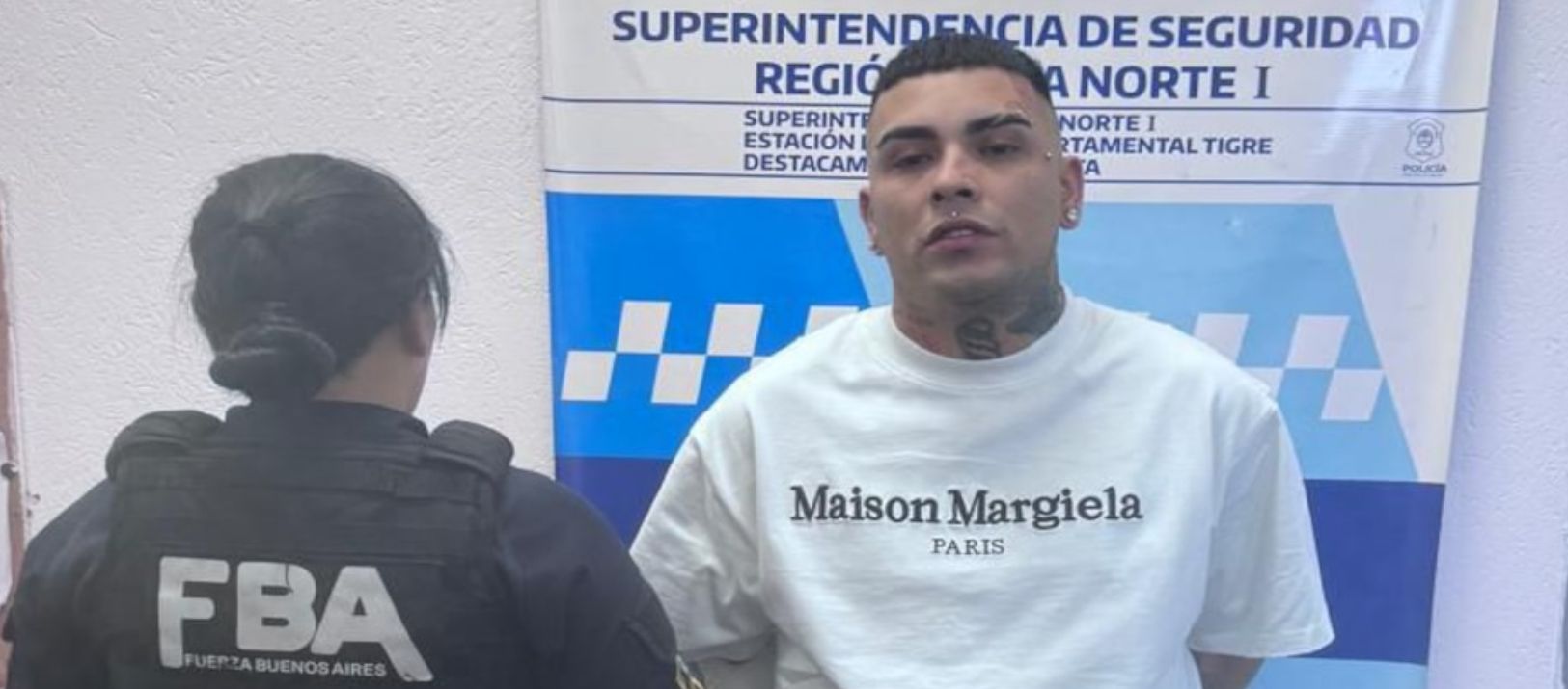 Imagen de la noticia: Detuvieron al cantante Callejero Fino con un arma de guerra ilegal