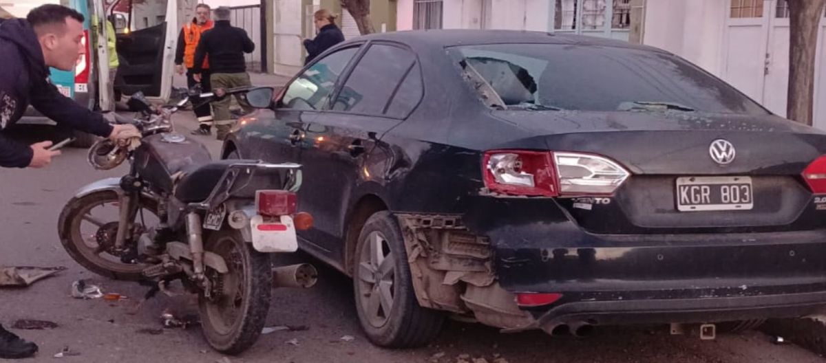Imagen de la noticia: Iba sin casco, chocó contra un auto estacionado y se negó a ir al hospital