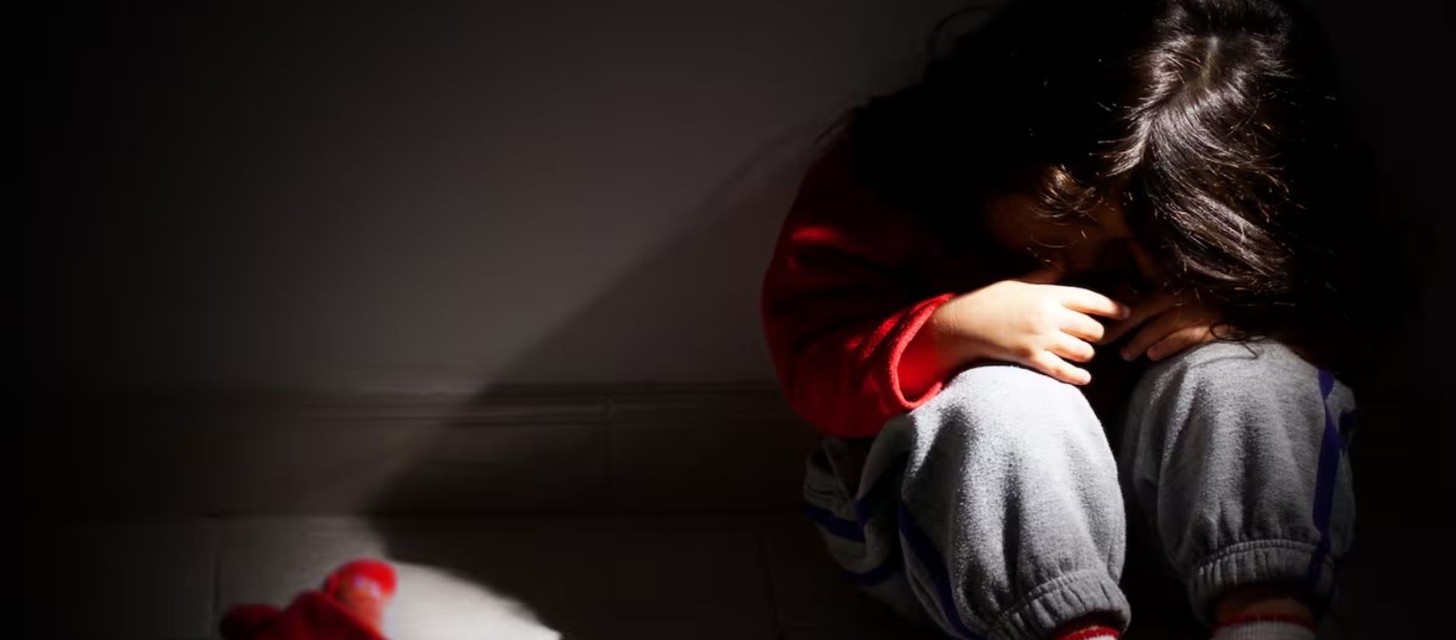 Imagen de la noticia: Condenan a 34 años de prisión a un hombre acusado de abusar de su hija