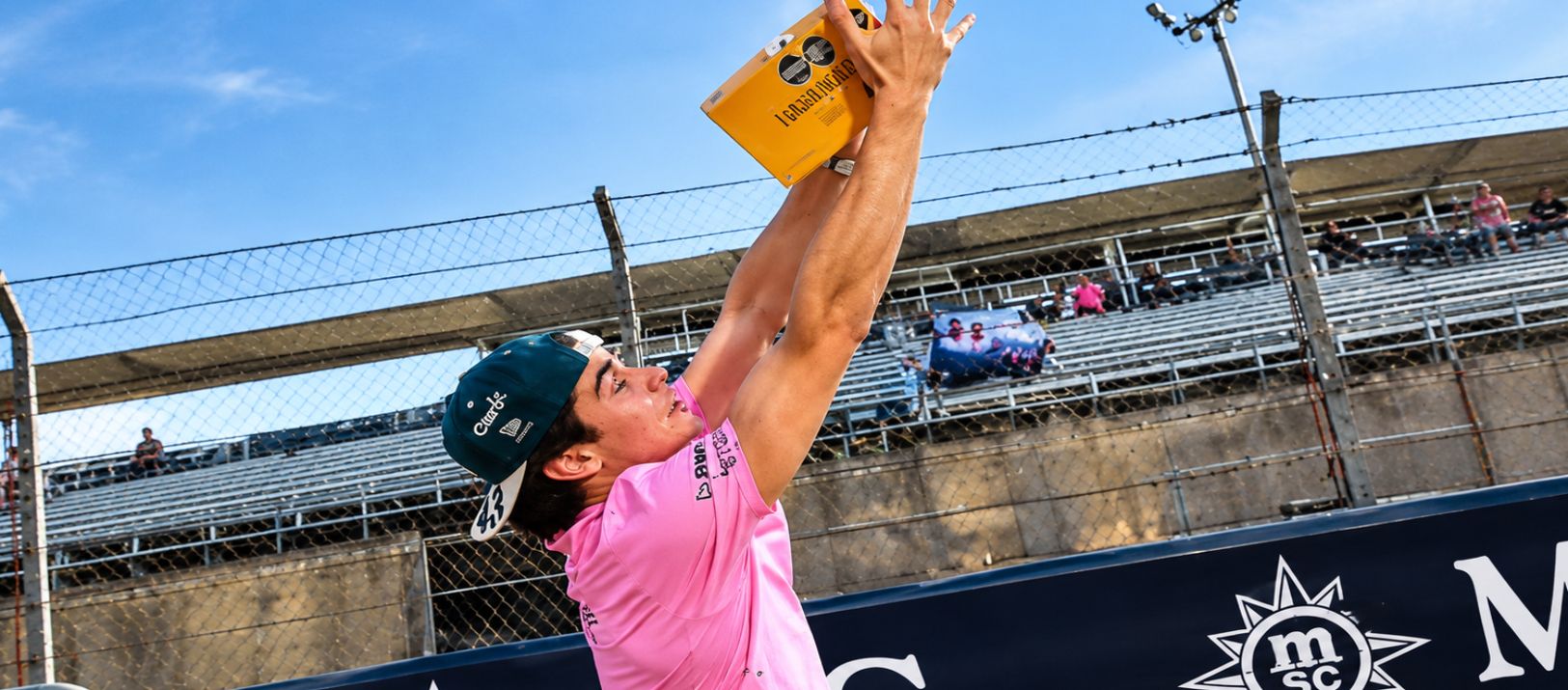 Imagen de la noticia: Colapinto atajó una caja de alfajores que le tiraron desde la tribuna en Austin
