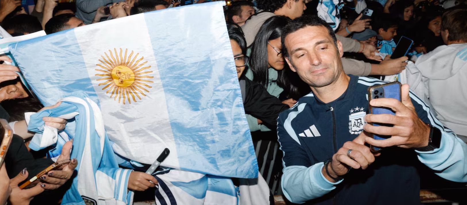 Imagen de la noticia: Cálida recepción en Córdoba: el plantel de la Selección saludó a los hinchas