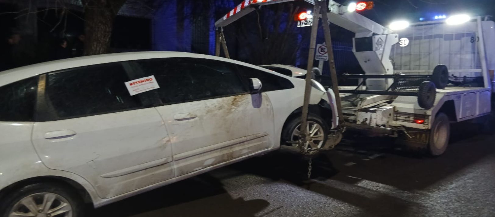 Imagen de la noticia: Conducía alcoholizado y chocó contra la estructura de un tanque de agua