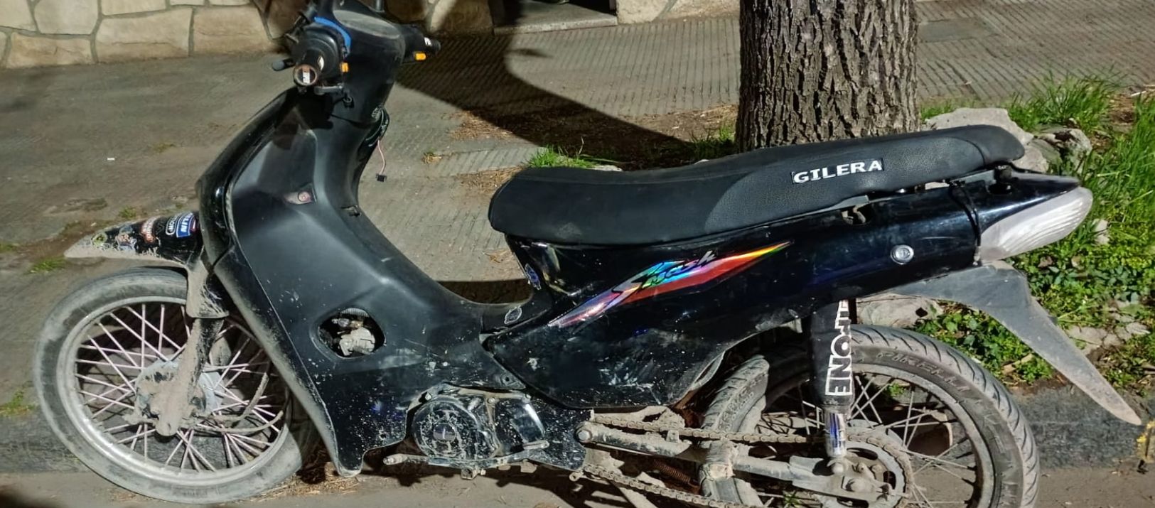 Imagen de la noticia: Operativo policial: detienen a un hombre y secuestran una moto