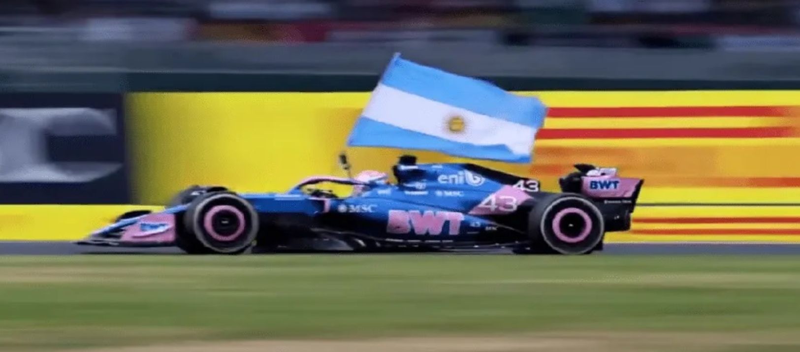 Imagen de la noticia: Quién es el argentino que le dio la bandera a Colapinto tras el GP de España