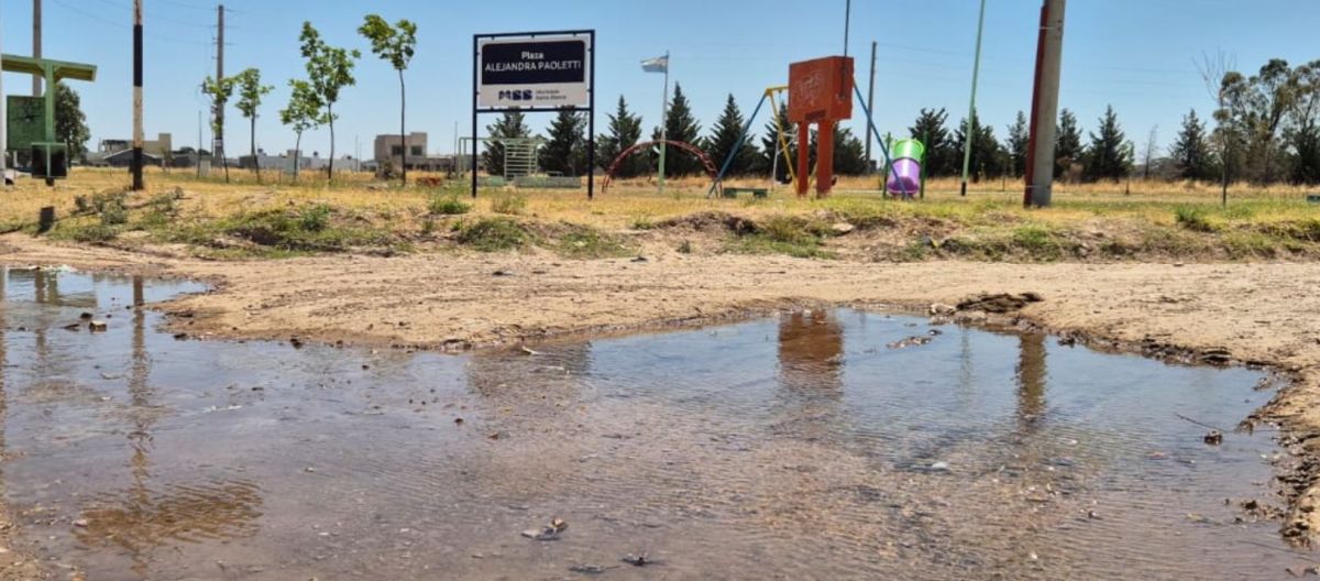 Imagen de la noticia: Una pérdida genera un río que atraviesa 3 barrios de la ciudad