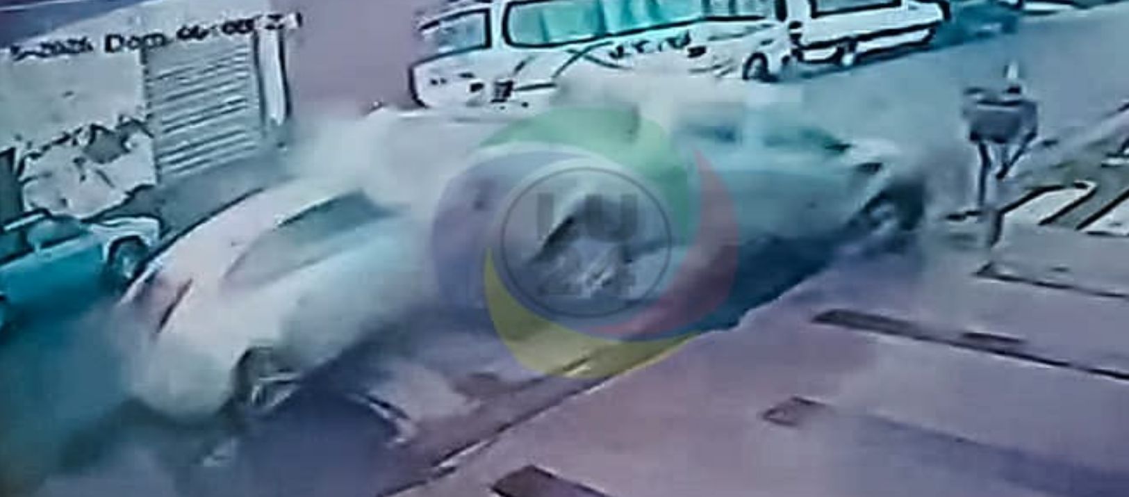 Imagen de la noticia: [Video] Tres Arroyos: chocó contra una camioneta estacionada y la volcó