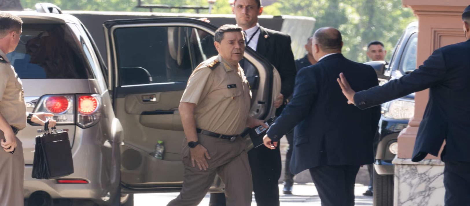 Imagen de la noticia: Desde julio, el personal militar con título universitario cobrará un 25% más