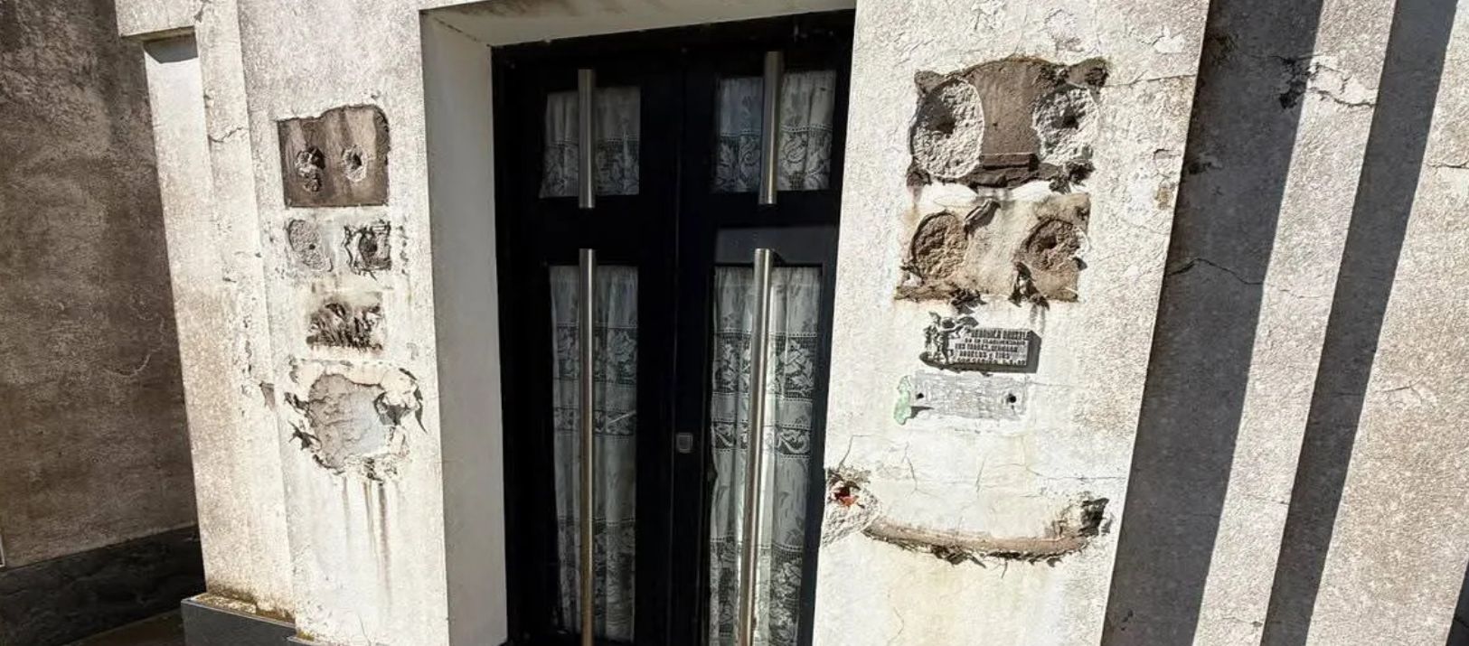 Imagen de la noticia: Indignación en Cabildo por una ola de robos de placas en el cementerio local