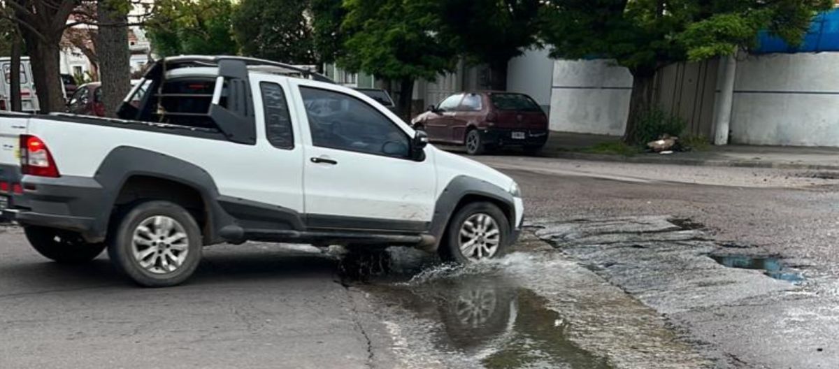 Imagen de la noticia: Hace un mes que en el Barrio Pacífico conviven con un gran río de cloaca