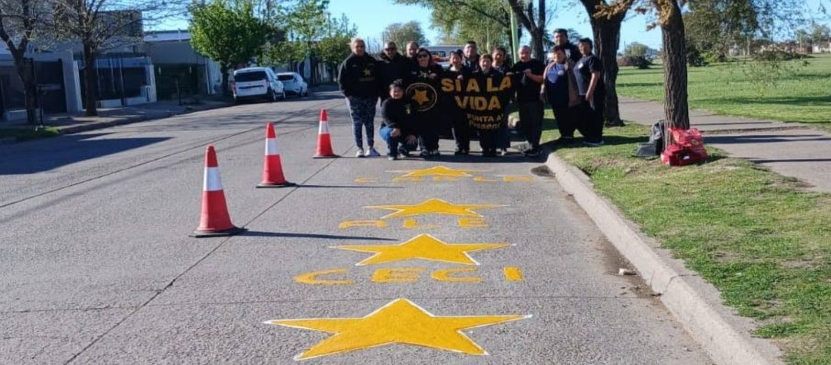 Imagen de la noticia: Repintan estrellas a 23 años del siniestro que causó la muerte de cuatro jóvenes