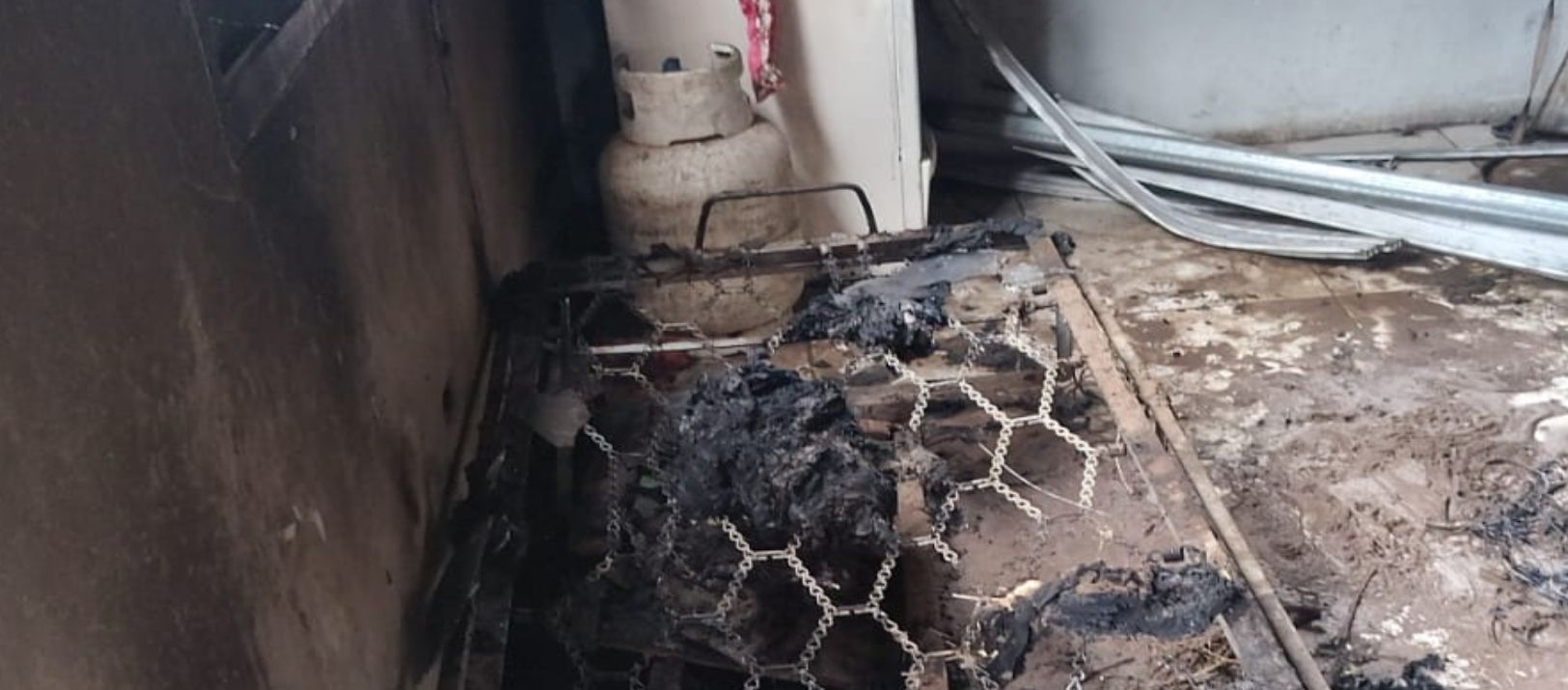 Imagen de la noticia: Una mujer y su hija perdieron todo en un incendio y piden ayuda