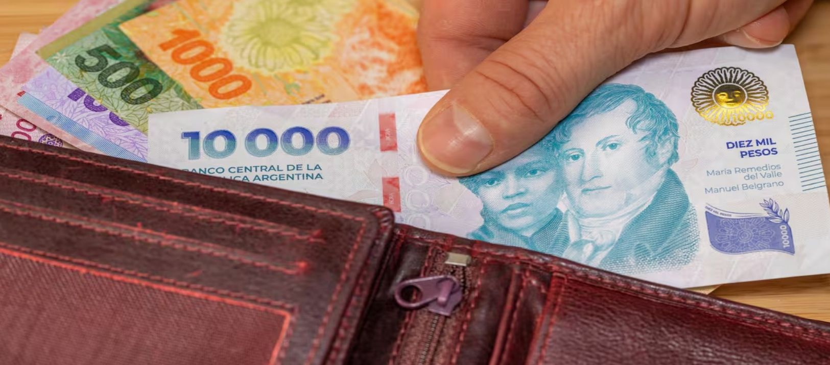 Imagen de la noticia: INDEC: los sueldos registrados subieron un 2,6% y la ganaron a la inflación