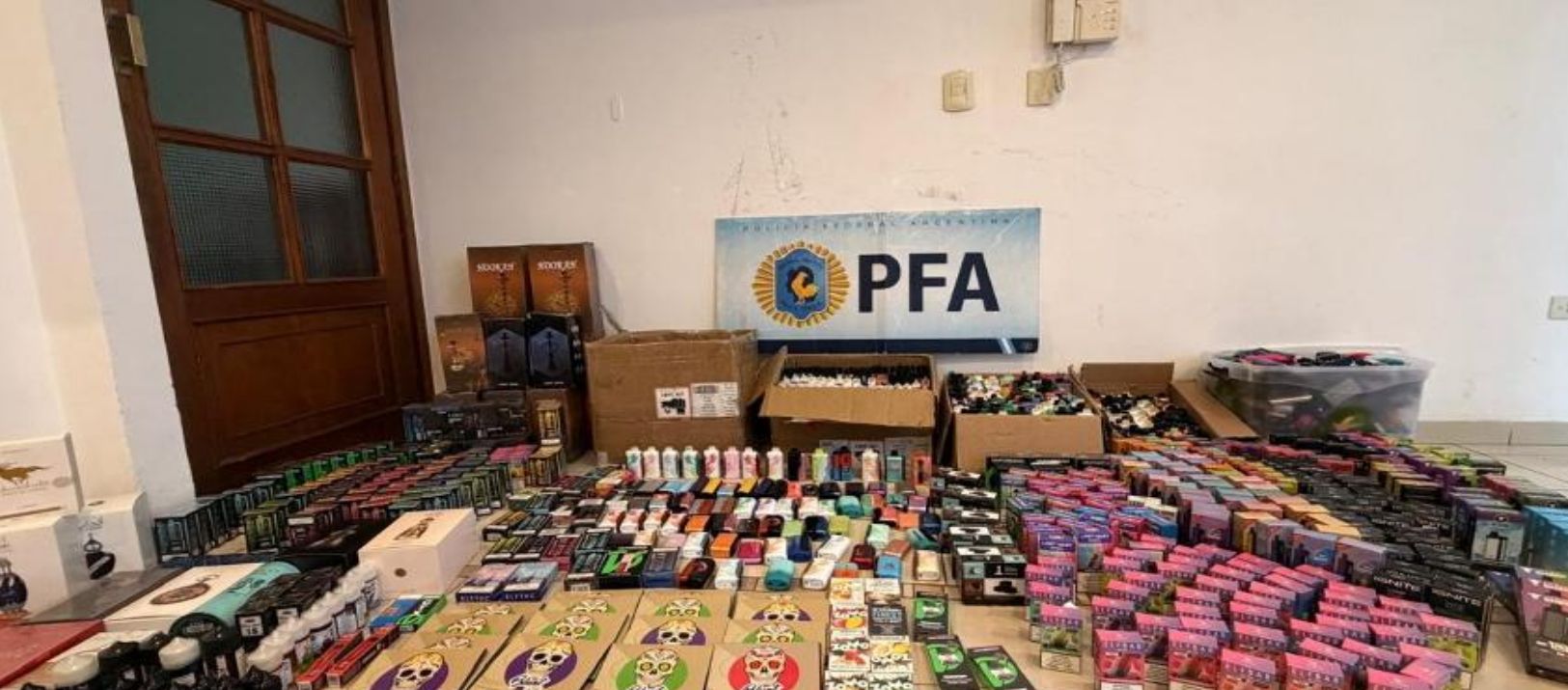 Imagen de la noticia: Incautaron más de 1.700 vapeadores, drogas y productos importados