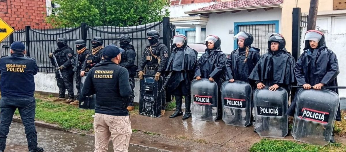 Imagen de la noticia: Detienen a dos personas en un allanamiento por venta de droga