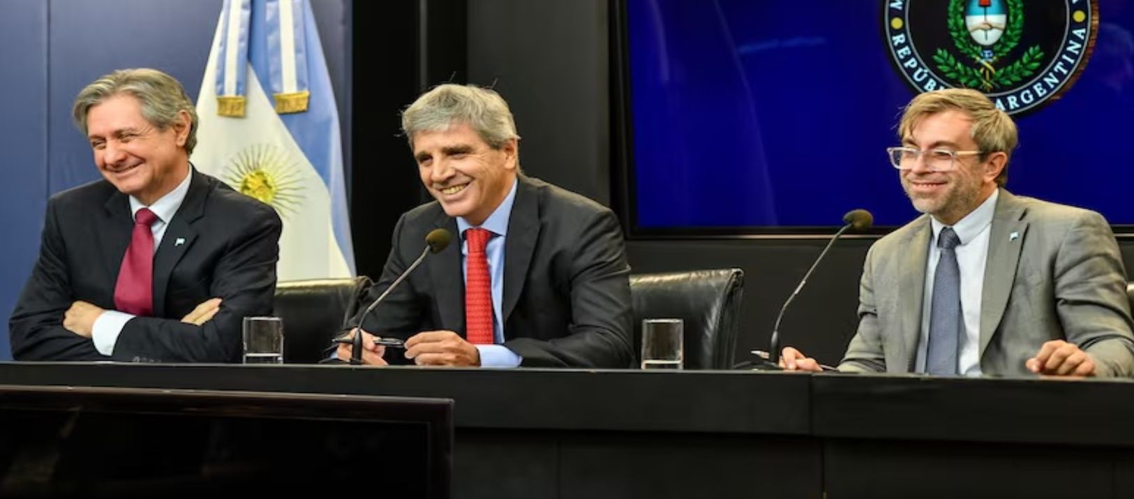 Imagen de la noticia: Anuncian una "flexibilización parcial" de los créditos en dólares para empresas