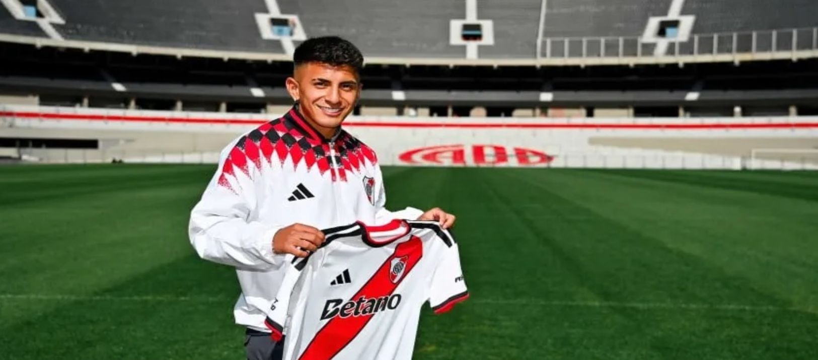 Imagen de la noticia: Thiago Almada firmó su contrato con River y ya se sumó al resto del plantel