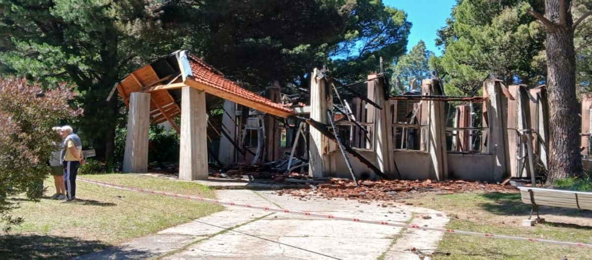 Imagen de la noticia: Cómo sigue la investigación del incendio de la capilla en Pehuen Co