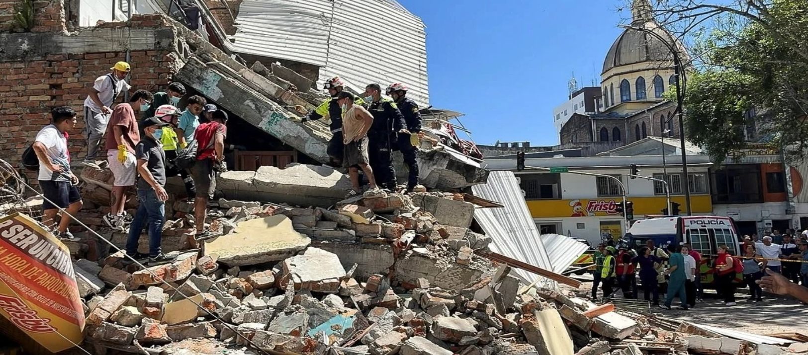 Imagen de la noticia: Hay al menos 82 muertos y más de 100 heridos por el terremoto en Colombia