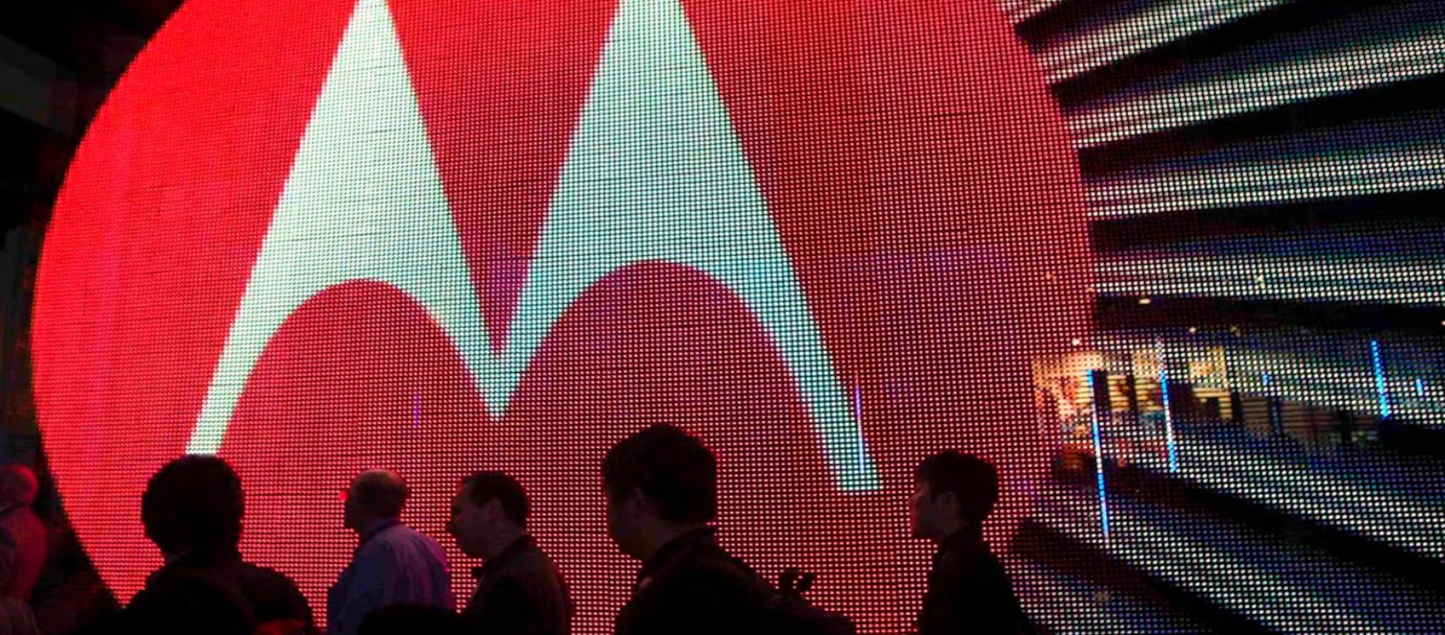 Imagen de la noticia: Motorola se sumaría a los celulares plegables anchos con un formato pasaporte