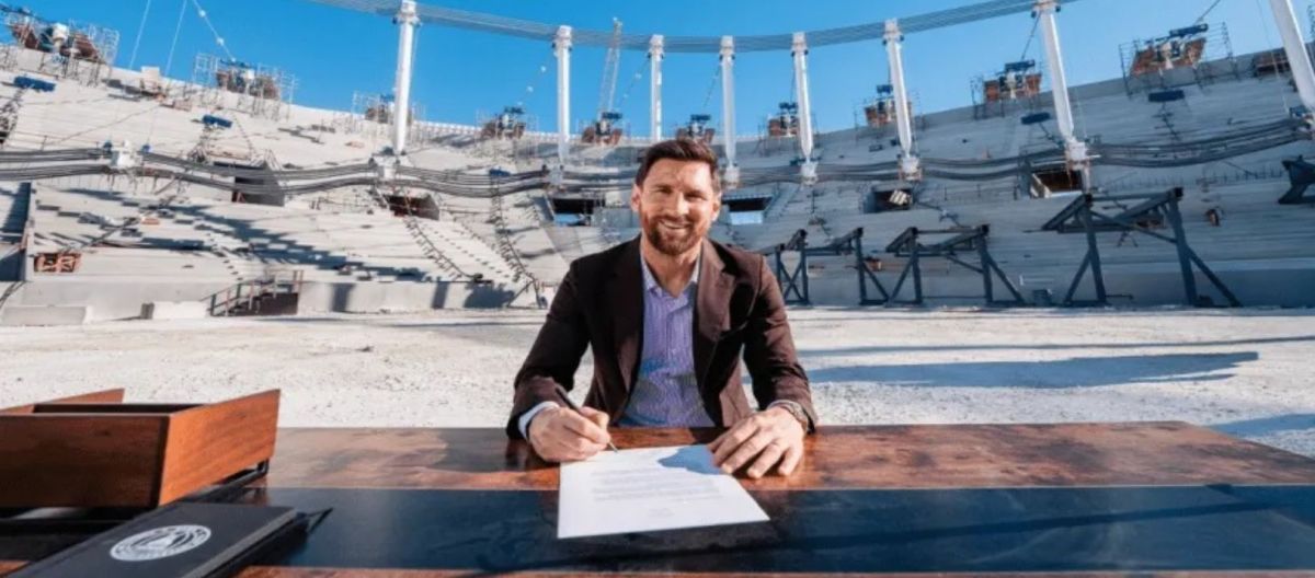 Imagen de la noticia: En el nuevo estadio del Inter Miami, Messi anunció su renovación hasta 2028