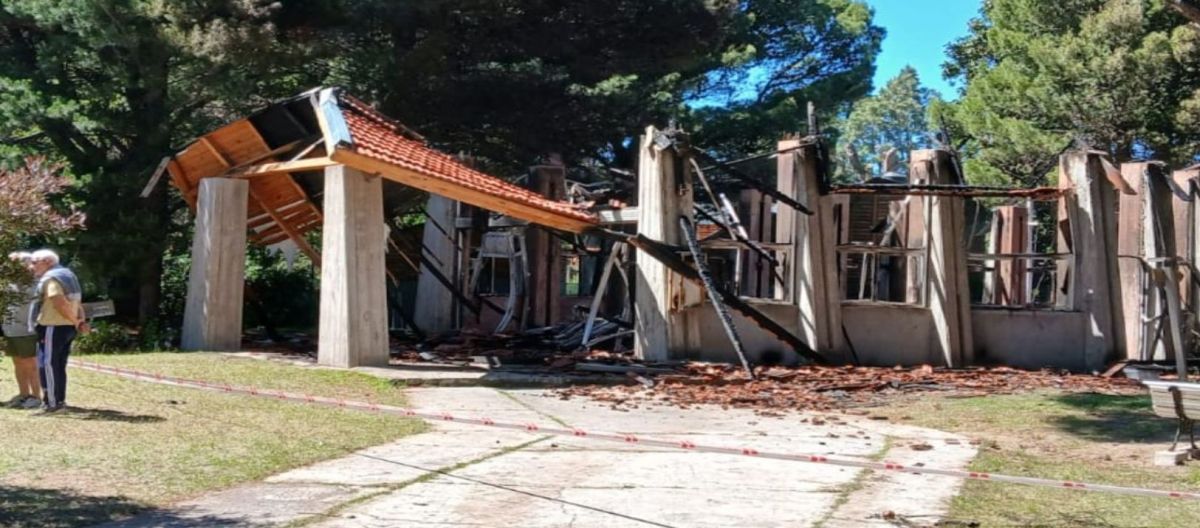 Imagen de la noticia: Pehuen Co: señalan a un menor de edad como el autor del incendio de la iglesia
