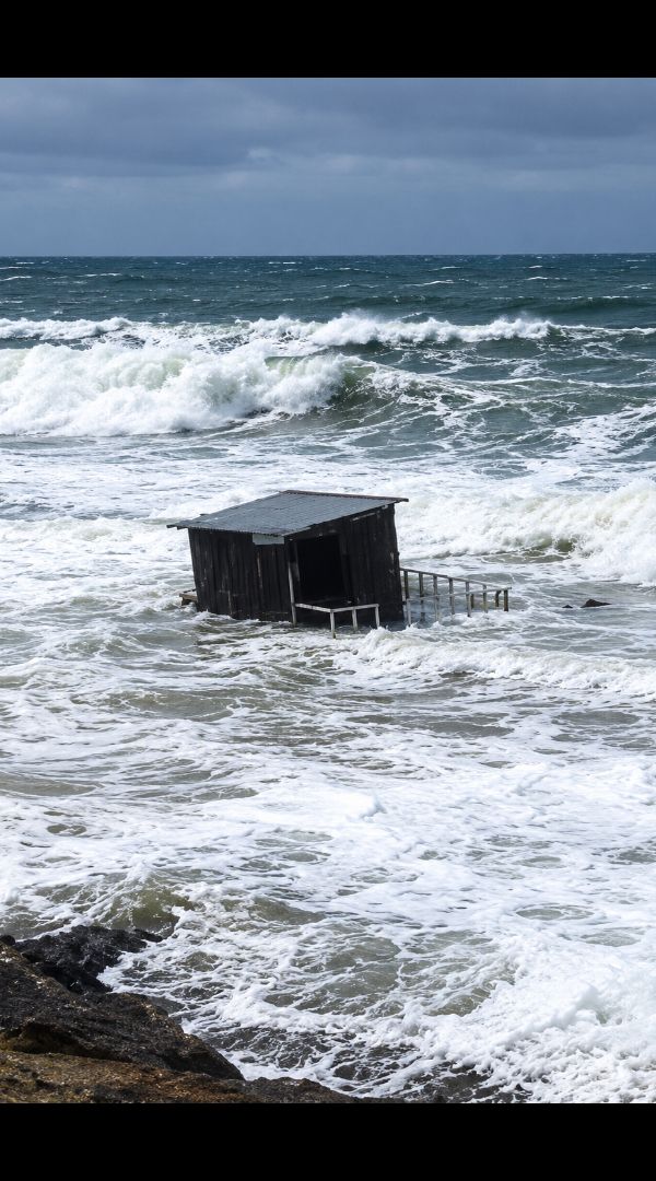 Imagen de la noticia: Pehuen Co: el mar arrastró puestos de guardavidas y causó destrozos en paradores