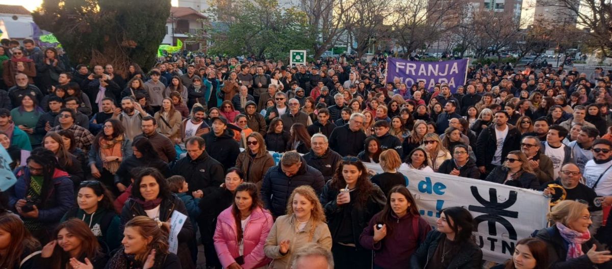 Imagen de la noticia: Miles de personas participaron de la Marcha Universitaria en Bahía