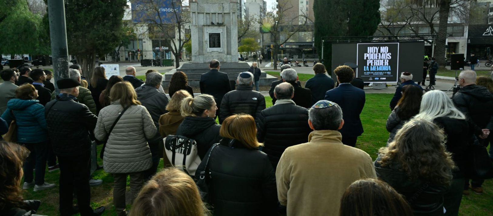 Imagen de la noticia: Se realizó en la Plaza Rivadavia el acto por los 32 años del atentado a la AMIA