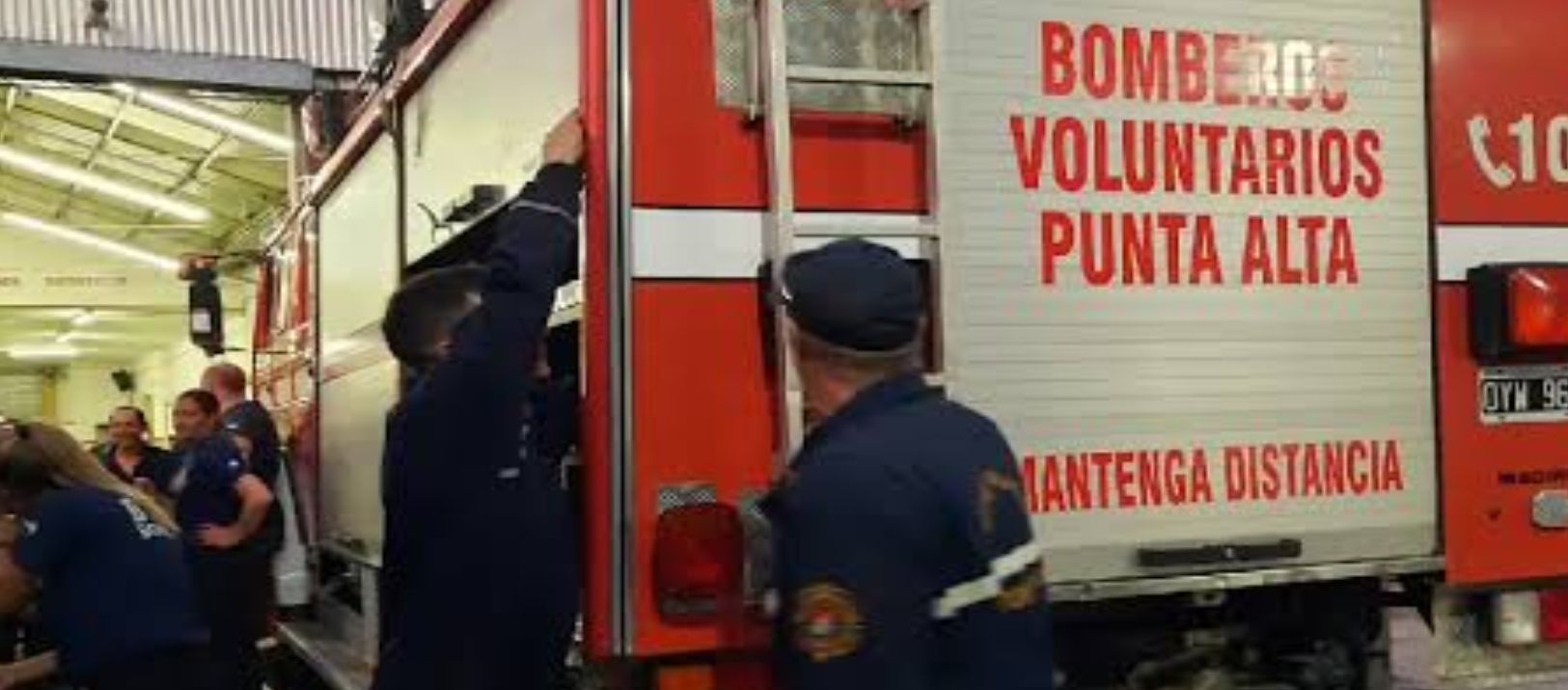 Imagen de la noticia: Punta Alta: bomberos le salvaron la vida a un bebé