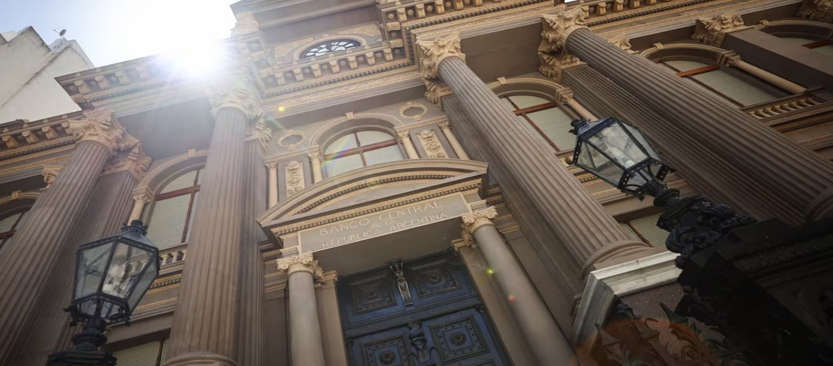 Imagen de la noticia: El Banco Central habilitó las cuentas sueldo en dólares para el pago de salarios