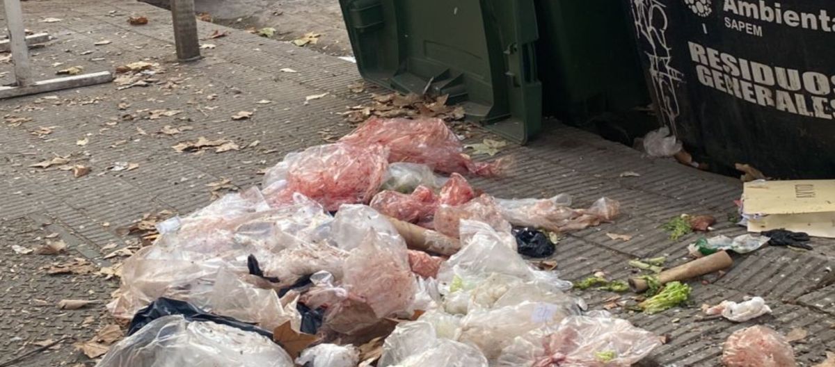 Vecinos se quejan por un basural en pleno centro - BHInfo