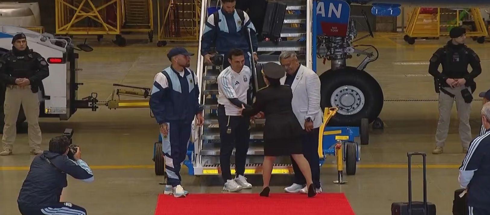 Imagen de la noticia: La Selección Argentina llegó al país luego del segundo puesto en el Mundial 2026