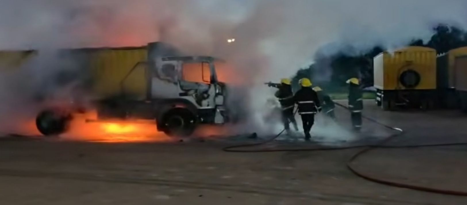 Imagen de la noticia: Dos camiones quedaron destruidos por un incendio en Tres Arroyos