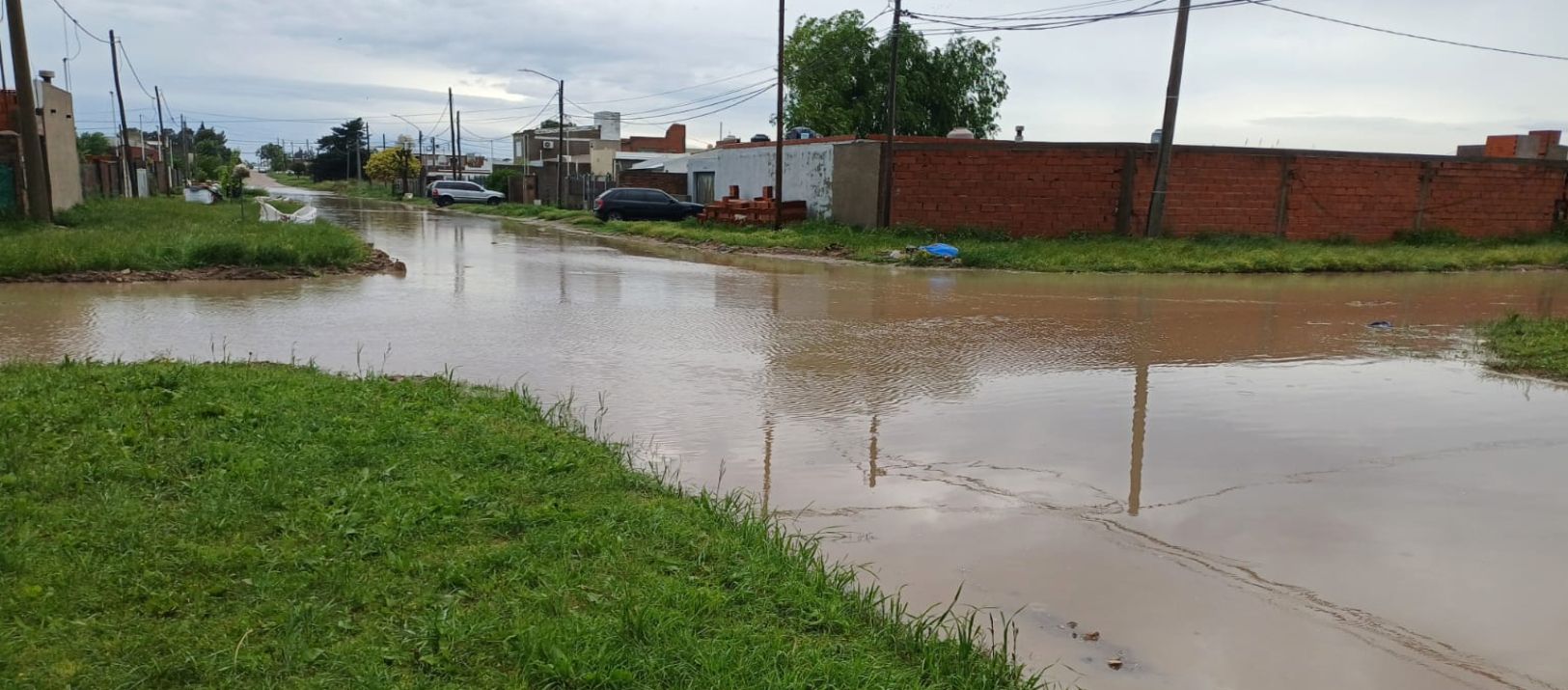 Imagen de la noticia: El barrio Los Olivos, de mal en peor: hoy la gente no pudo salir de sus casas