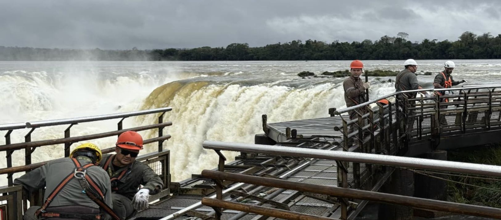 Imagen de la noticia: El Niño: desmontarán pasarelas de la Garganta del Diablo ante posible crecida