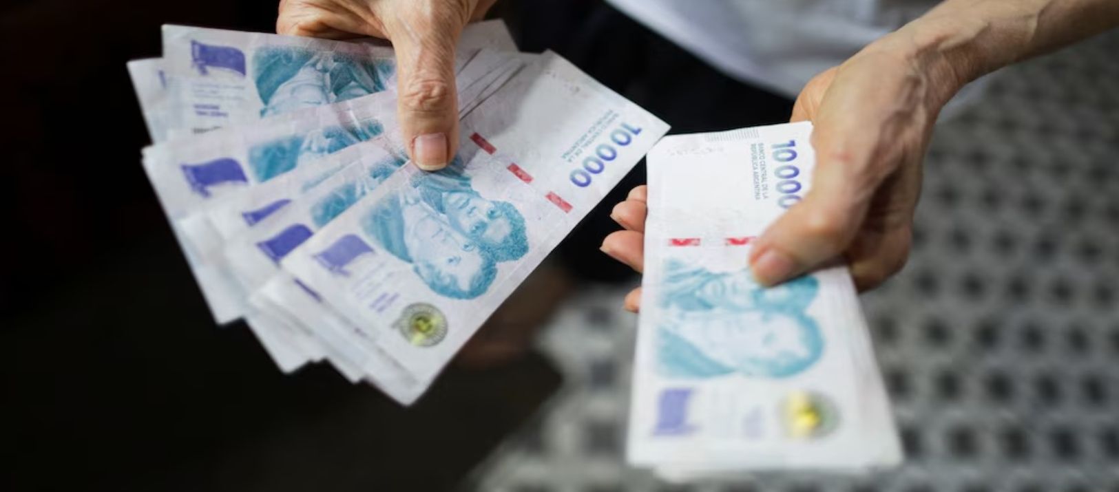 Imagen de la noticia: El Gobierno impulsa para las paritarias un salario mínimo de más de $1.000.000