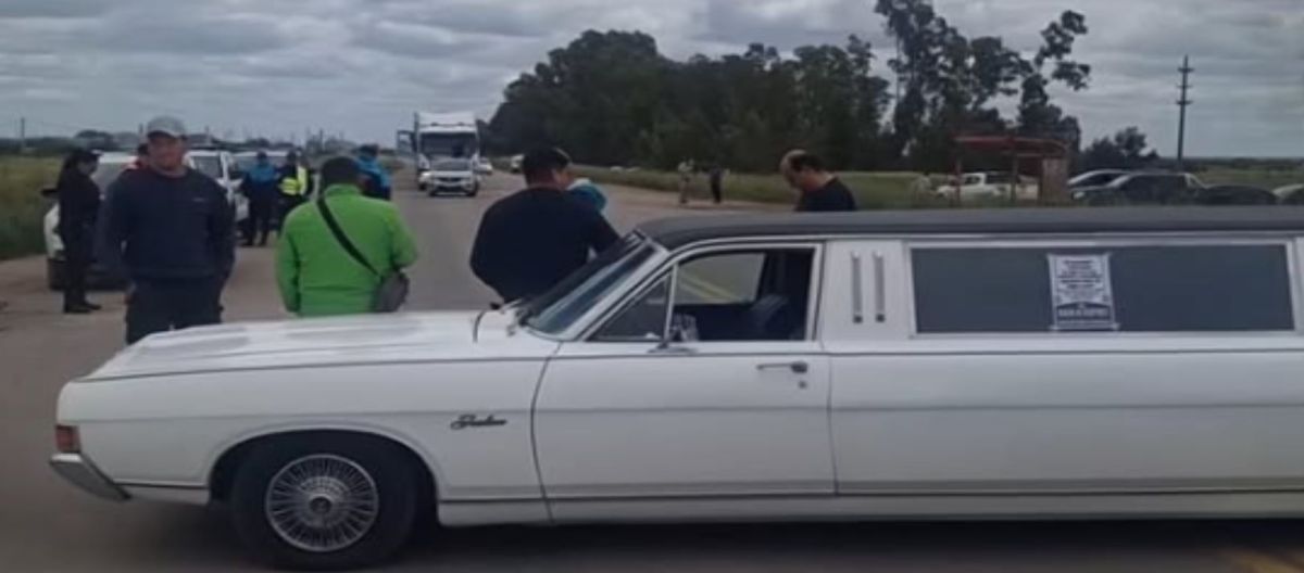 Imagen de la noticia: Usaron una limusina para cortar la ruta 3