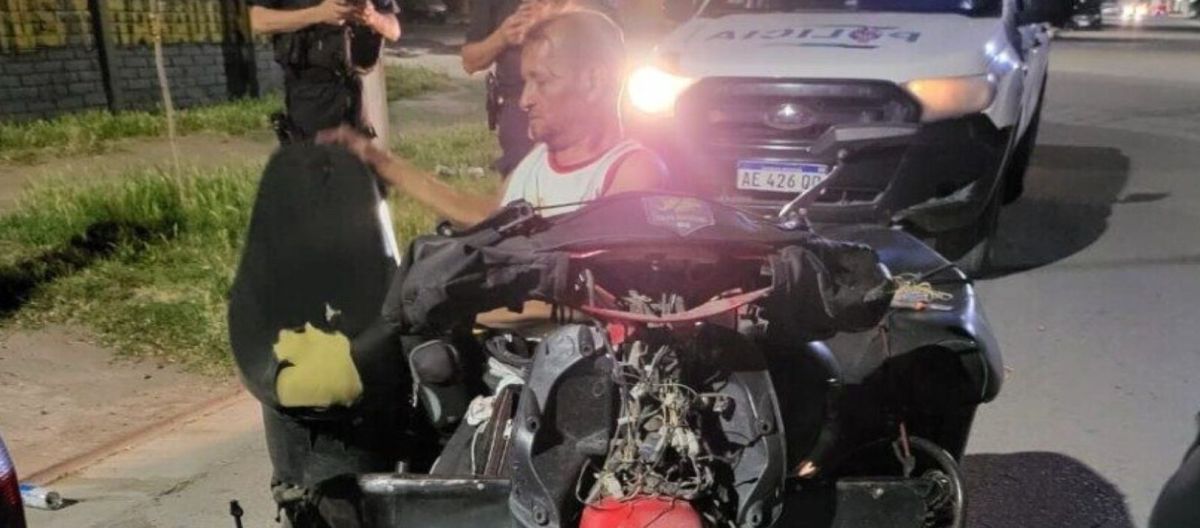 Iba borracho en una moto adaptada y chocó un auto estacionado - BHInfo