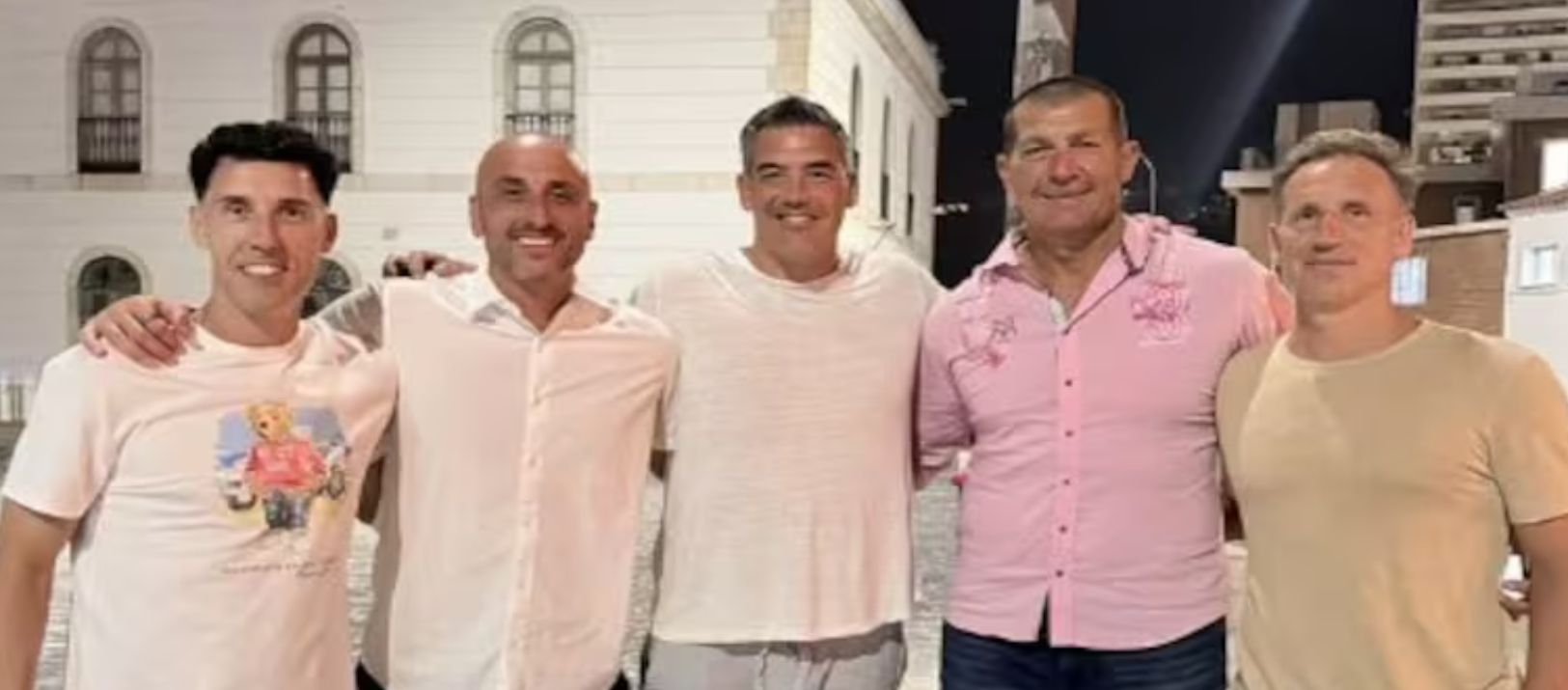 Imagen de la noticia: Manu Ginóbili celebró sus 49 años junto a referentes de la Generación Dorada