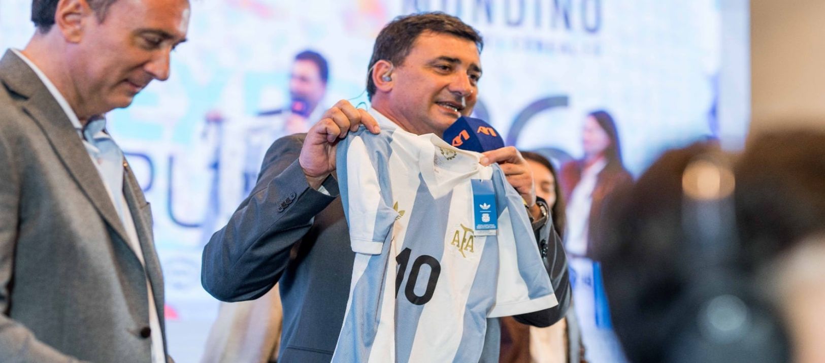 Imagen de la noticia: Una camiseta firmada por Messi fue subastada por $23 millones en la Rural