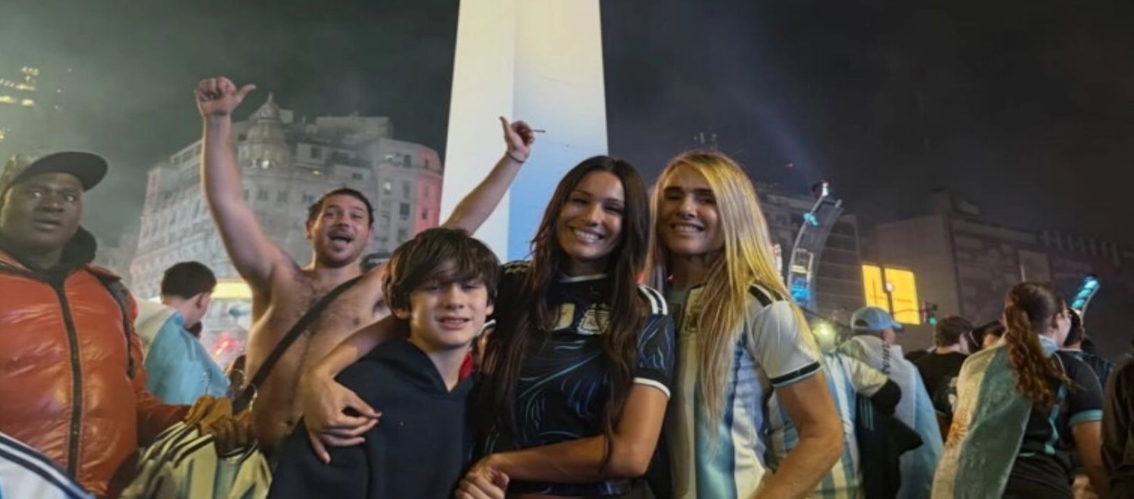 Imagen de la noticia: El festejo eufórico de Pampita, a puro banderazo en el Obelisco