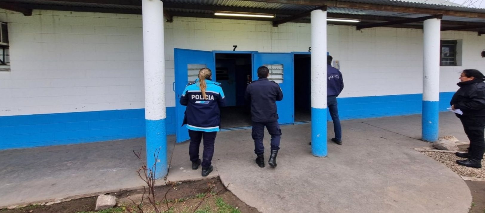 Imagen de la noticia: Allanan la Unidad Penitenciaria de Saavedra por la venta de herramientas robadas