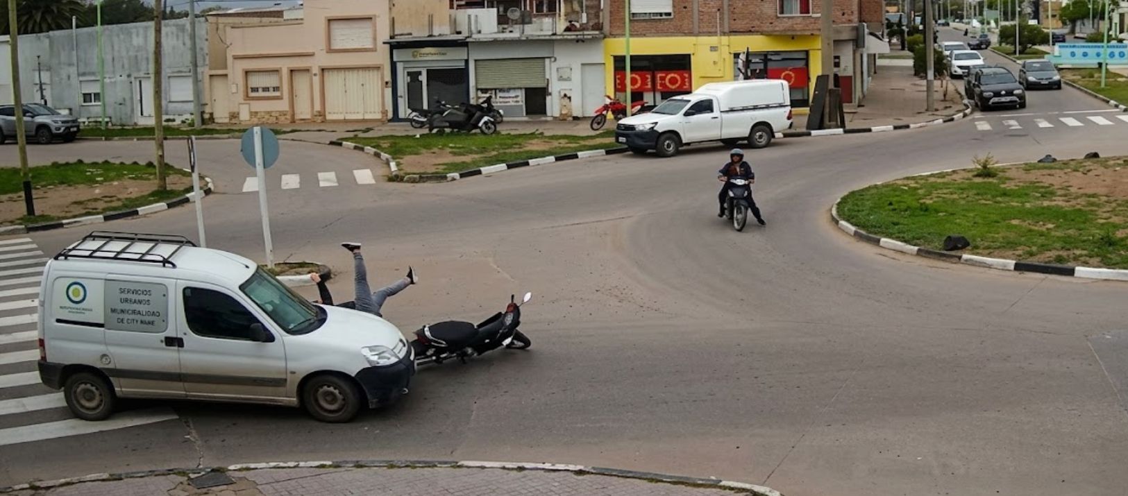 Imagen de la noticia: Video: conductor siguió de largo en una rotonda y embistió a una motociclista
