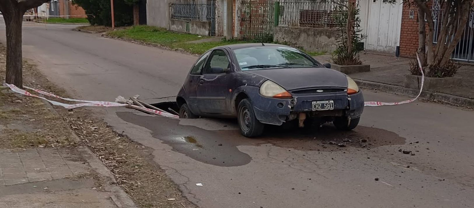 Imagen de la noticia: Se hundió el asfalto en una calle de Punta Alta y un auto quedó atrapado