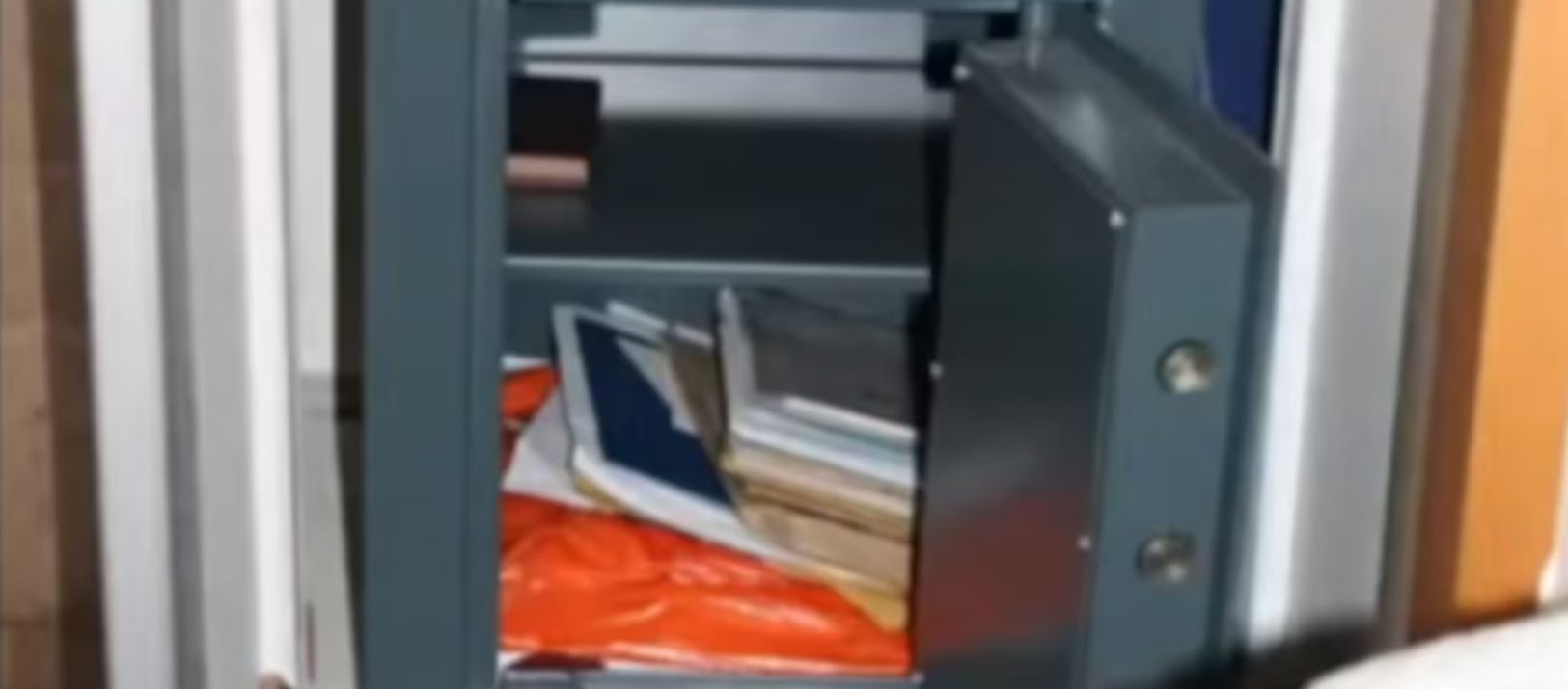 Imagen de la noticia: Exhibieron fotos de la caja fuerte de Cristina Kirchner en la causa Cuadernos