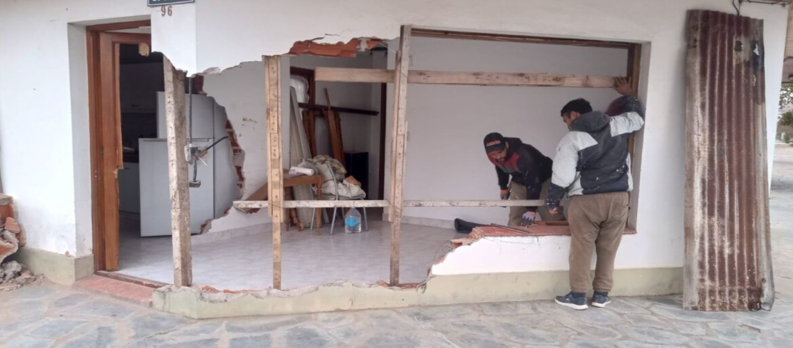 Imagen de la noticia: Tres Arroyos: un auto chocó contra la casa de un matrimonio de jubilados